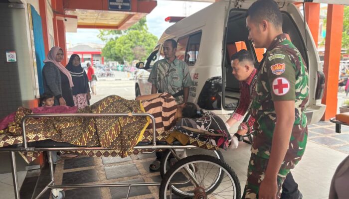 Heroik! Prajurit TNI Yon TP 854 DK Evakuasi Dua Warga Stroke Iskemik