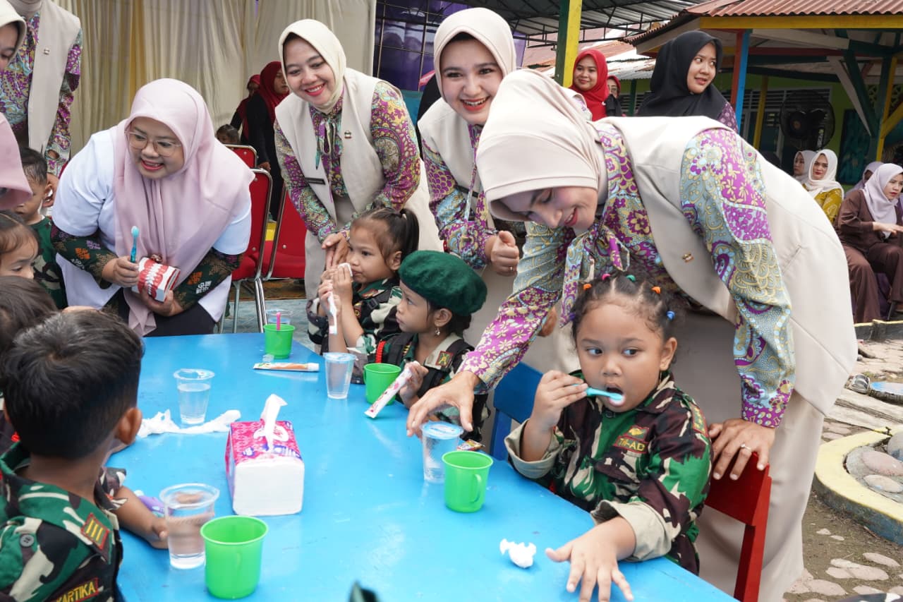 Ketua Yayasan Kartika IV-3 Lilawangsa Lhokseumawe, Ny. Dini Imran bersama Tim dokter RS Arun beserta pengurus, menemani anak-anak menyikat gigi, di Sekolah TK Kartika IV-3 Lhokseumawe, Jumat (10/10/2025)./mbcindonesia/sugito tasan