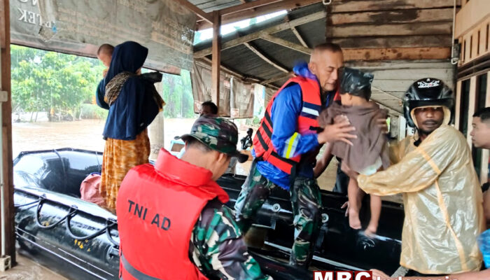 Aksi Dramatis Prajurit TNI Evakuasi Ibu dan Dua Balita Dari Banjir