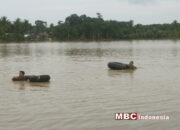 Sigap TNI Bantu Warga Cari Korban Tenggelam Terseret Banjir