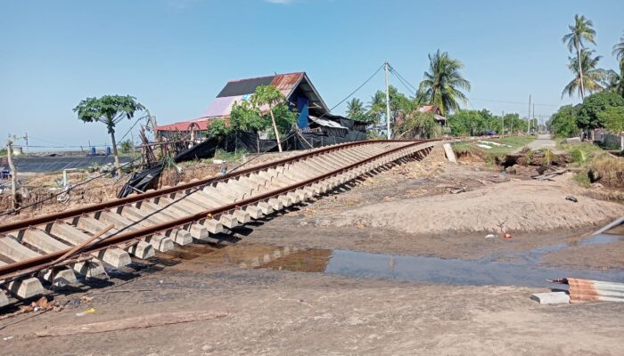 Rel Kereta Api Perintis Aceh Amblas Sedalam 1,5 Meter