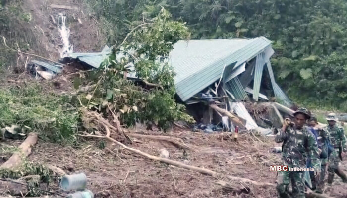 Dramatis, TNI Tandu Lansia Tembus Lokasi Longsor 6 Kilometer