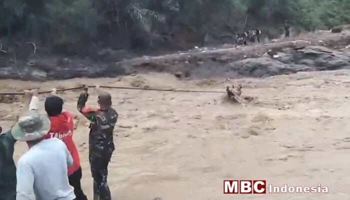 Dramatis! Prajurit TNI Seberangi Sungai Antar Bantuan Presiden