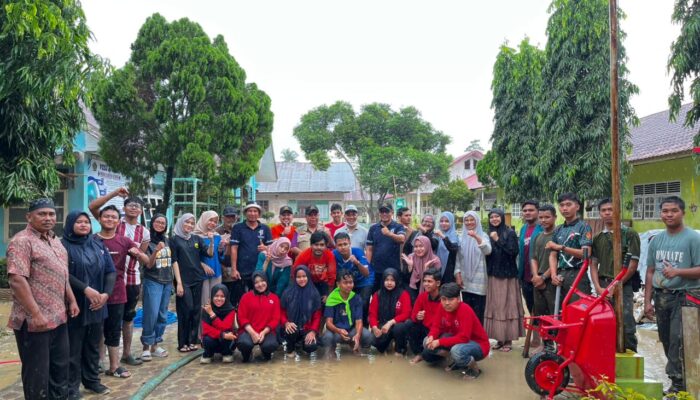 Mahasiswa UIN Lhokseumawe Bersihkan Sisa Banjir MAN 3 AUT