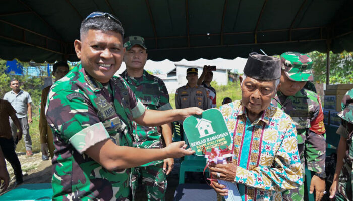 Lansia di Pidie Terima Kunci Rumah Dari Danrem Lilawangsa