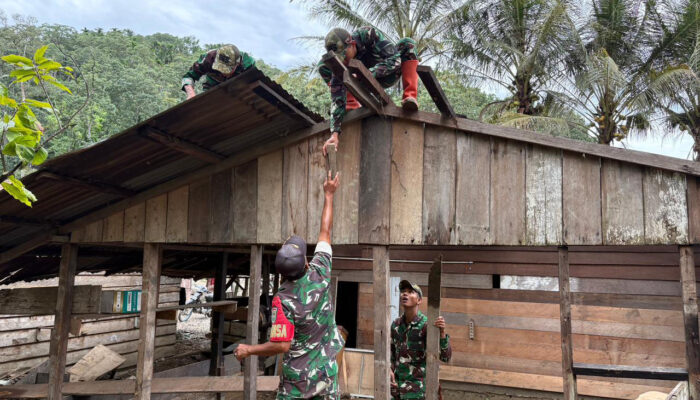 TNI Bantu Warga Terdampak Bencana Banjir Longsor di Gayo Lues