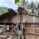 TNI Bantu Warga Terdampak Bencana Banjir Longsor di Gayo Lues